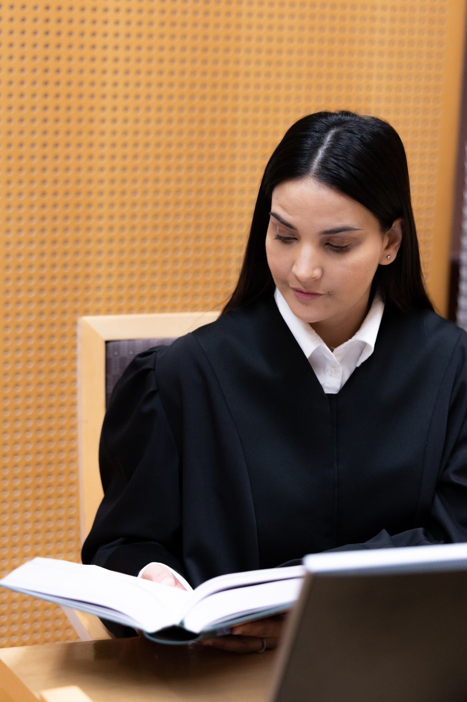 Advokat i kappe som leser i lovverket