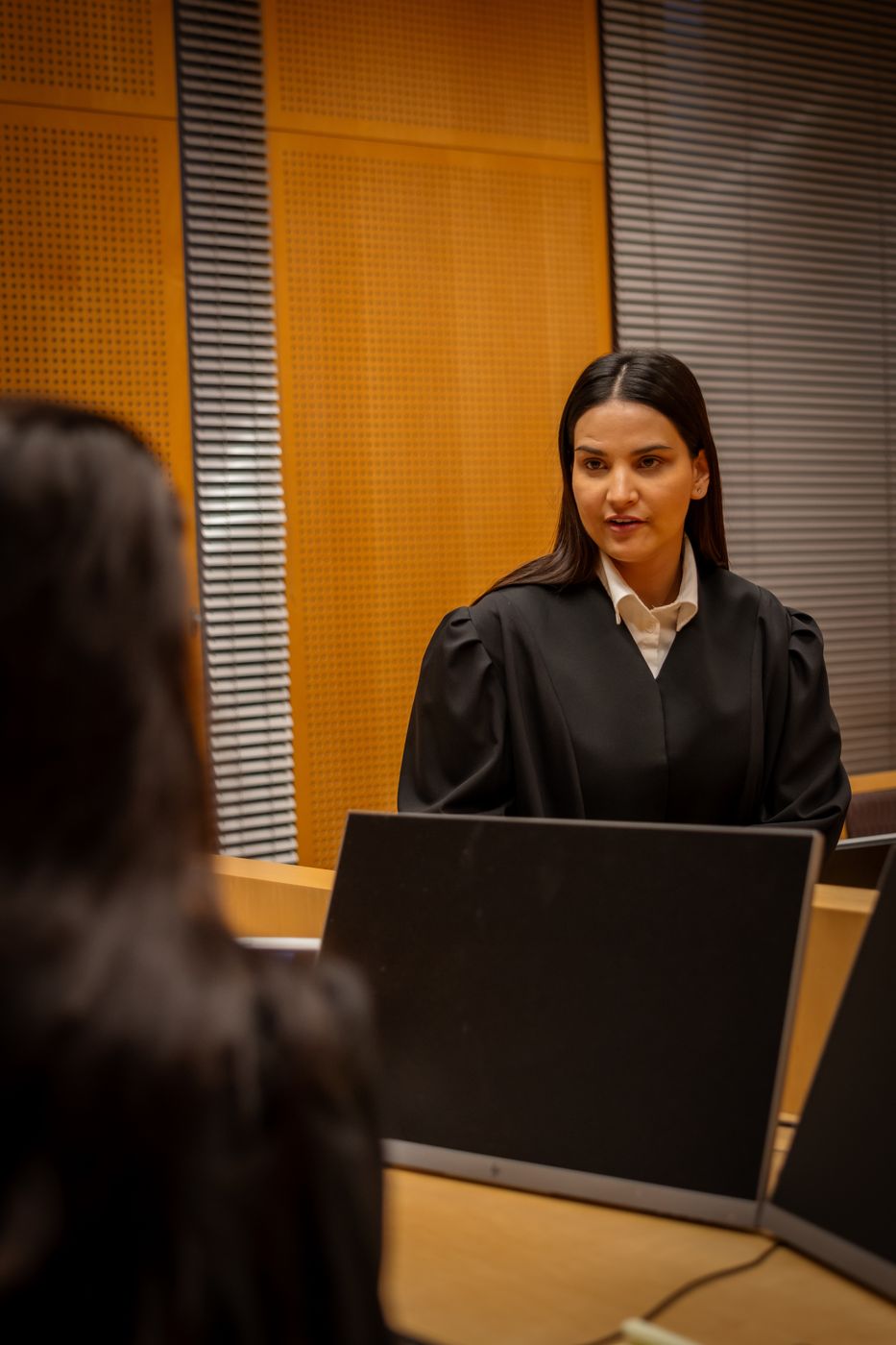 Advokat i kappe under prosedyre